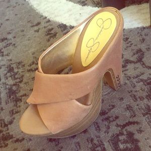 Jessica Simpson toe out heel